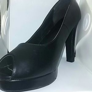Black size 13W 6in platform heels